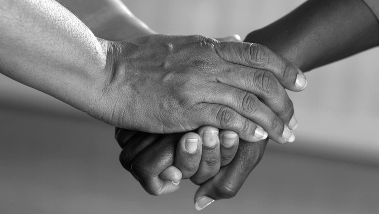 Por nossas crianças, famílias e professoras: diante da dor, seguimos de mãos dadas